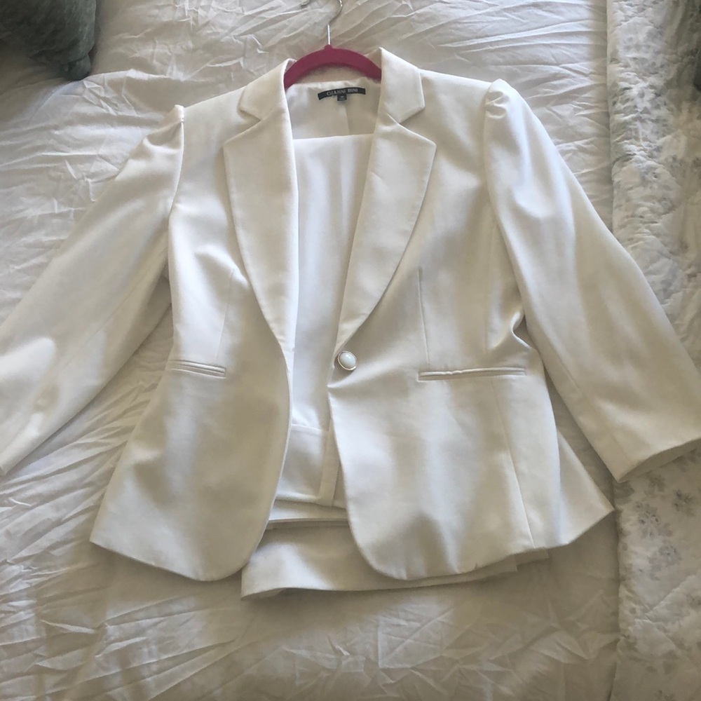 Gianni Bini White blazer with matching pants